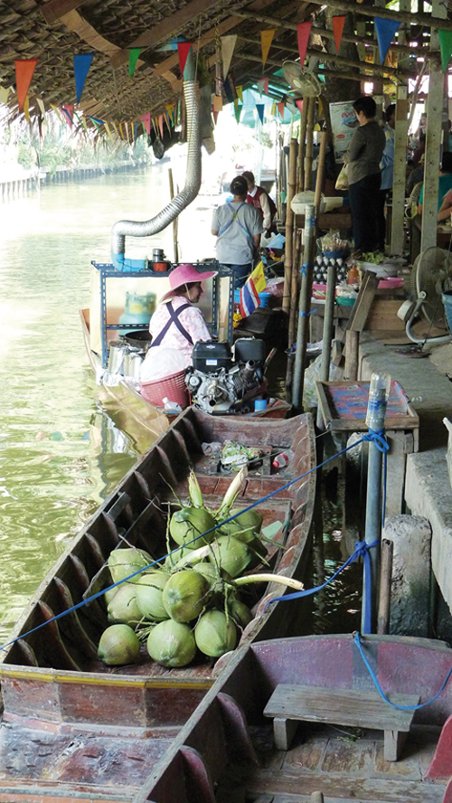 Les barques du marché flottant de Khlong Lat Mayom à Bangkok