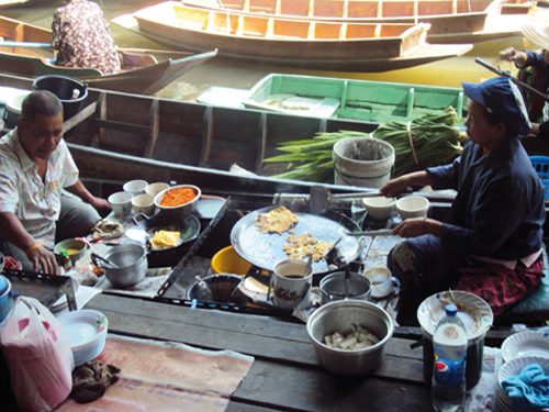 Barque cuisine au marché flottant de Bangkok