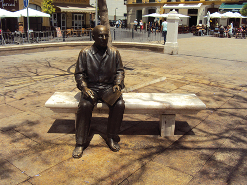 La statut de Pablo Picasso sur la Plaza Merced de Malaga (Andalousie-Espagne) La statut de Pablo Picasso sur la Plaza Merced de Malaga (Andalousie-Espagne)