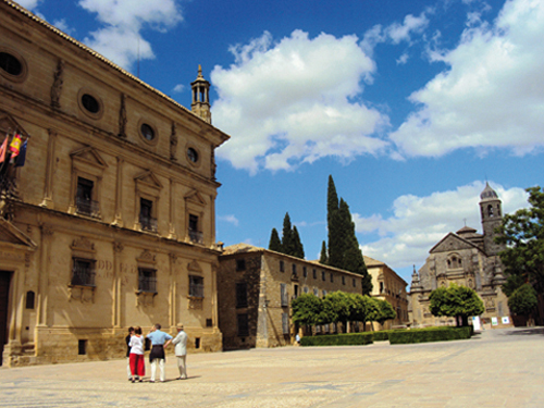 La Plaza Vazquez de Molina de Ubeda (Andalousie-Espagne) La Plaza Vazquez de Molina de Ubeda (Andalousie-Espagne)