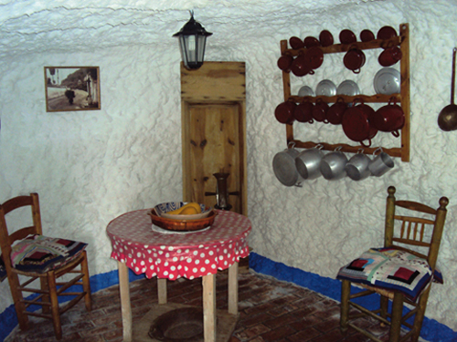 La salle à manger d'une grotte dans le Sacromonte de Grenade (Andalousie-Espagne) La salle à manger d'une grotte dans le Sacromonte de Grenade (Andalousie-Espagne)