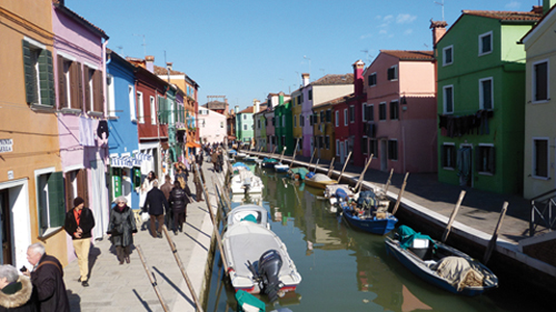 Les maisons colorées près des canaux de Burano (Venise Italie)
