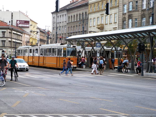 Un tramway jaune à Budapest (Hongrie)