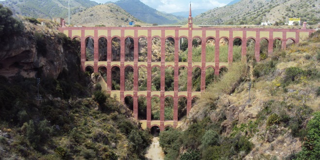 L'aqueduc de l'Aigle à Nerja L'aqueduc de l'Aigle à Nerja