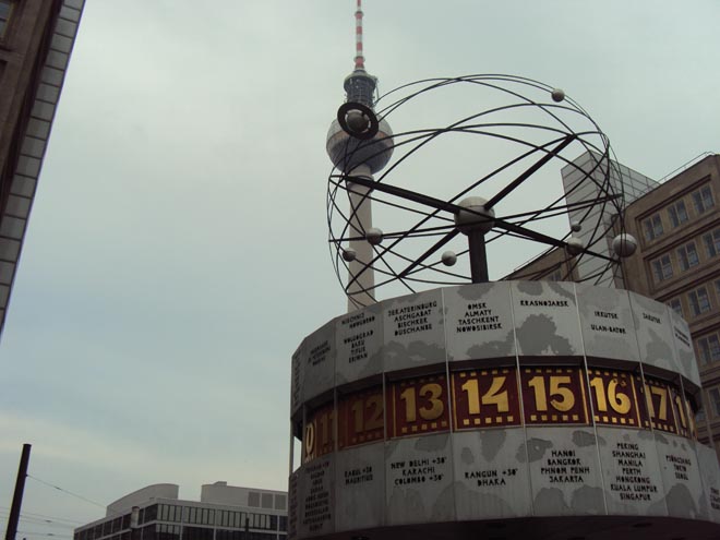 L'Horloge universelle Urania et la tour de la télévision à Berlin