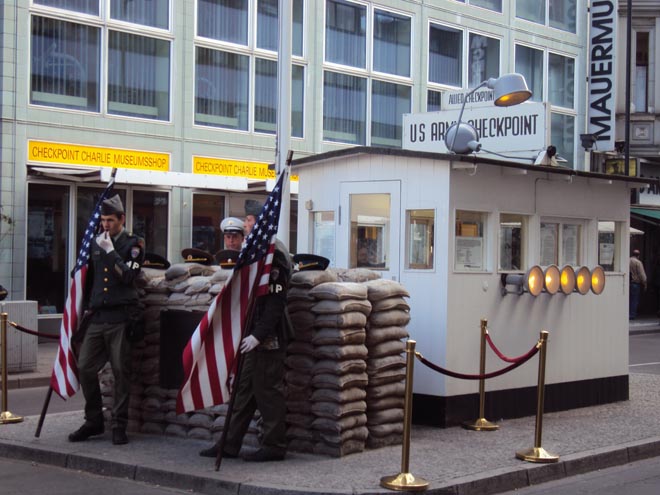 L'ancien poste-frontière de Checkpoint Charlie à Berlin