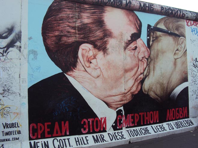 Le fameux baiser entre Honecker et Brejnev à East side gallery