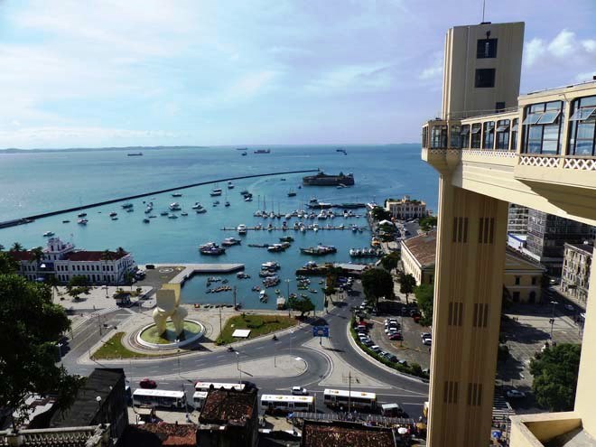 Vue sur l'ascenseur de Lacerda à droite et la Baie de Tous les Saints au 2nd plan depuis la ville haute Visite de Salvador de Bahia au Brésil - planete3w - carnaval de Salvador de Bahia - que faire à Salvador (1)