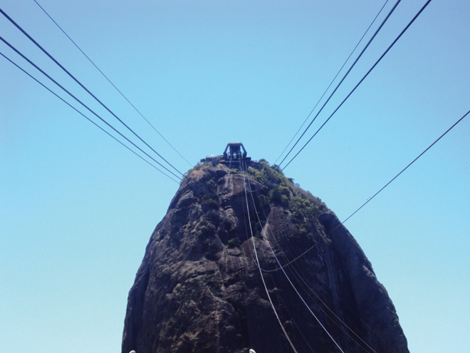 L'ascension finale vers le Pain de Sucre à Rio de Janeiro L'ascension finale vers le Pain de Sucre à Rio de Janeiro
