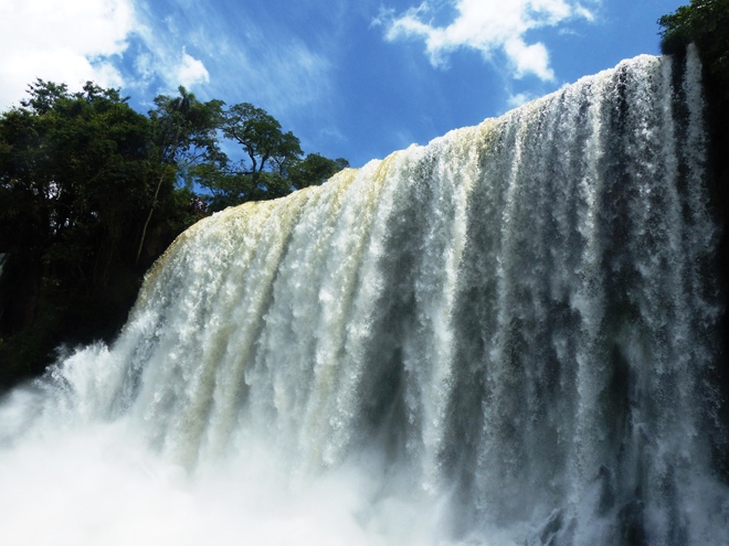 Le bas de la cascade Salto Bossetti dans parc national d'Iguazu en Argentine Le bas de la cascade Salto Bossetti dans parc national d'Iguazu en Argentine