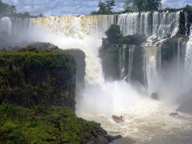 Les bateaux s'approchent au plus près des chutes d'Iguazu Les bateaux s'approchent au plus près des chutes d'Iguazu