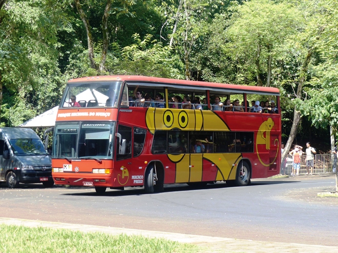 Le bus panoramique permettant d'aller jusqu'aux chutes d'Iguazu Le bus panoramique permettant d'aller jusqu'aux chutes d'Iguazu