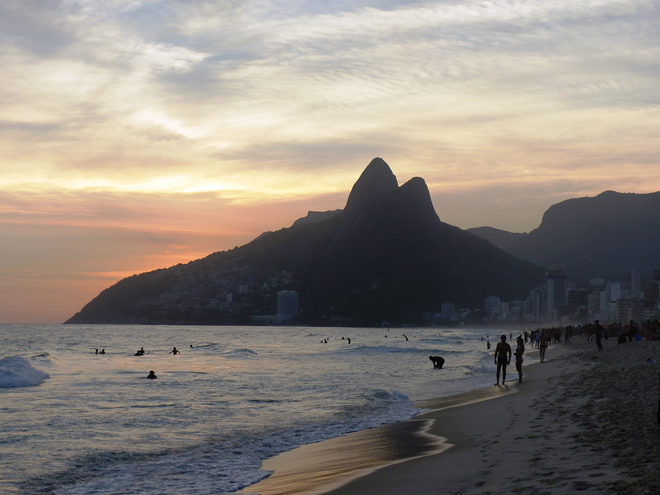 Coucher de soleil depuis la plage d'Ipanema de Rio de Janeiro