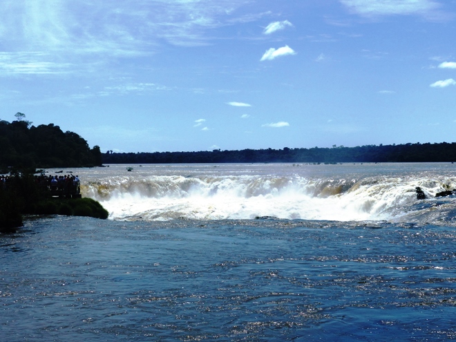 Juste au dessus de la Gorge du Diable, le moment le plus impressionnant des chutes d'Iguazu Juste au dessus de la Gorge du Diable, le moment le plus impressionnant des chutes d'Iguazu