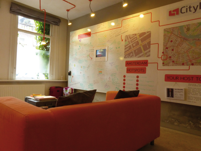La pièce de vie principale du CityHub à Amsterdam La pièce de vie principale du CityHub à Amsterdam