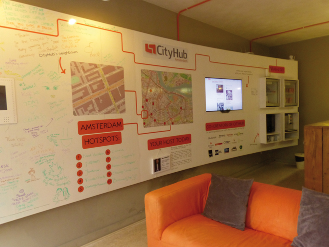 Le mur interactif de l'hôtel insolite CityHub à Amsterdam Le mur interactif de l'hôtel insolite CityHub à Amsterdam