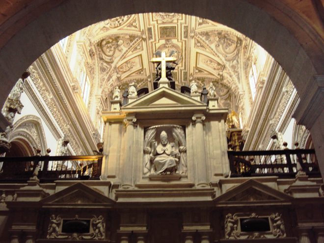 Un morceau de la cathédrale dans la Mezquita de Cordoue Un morceau de la cathédrale dans la Mezquita de Cordoue