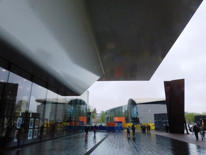 Le Stedelijk Museum d'Amsterdam en forme de baignoire Le Stedelijk Museum d'Amsterdam en forme de baignoire