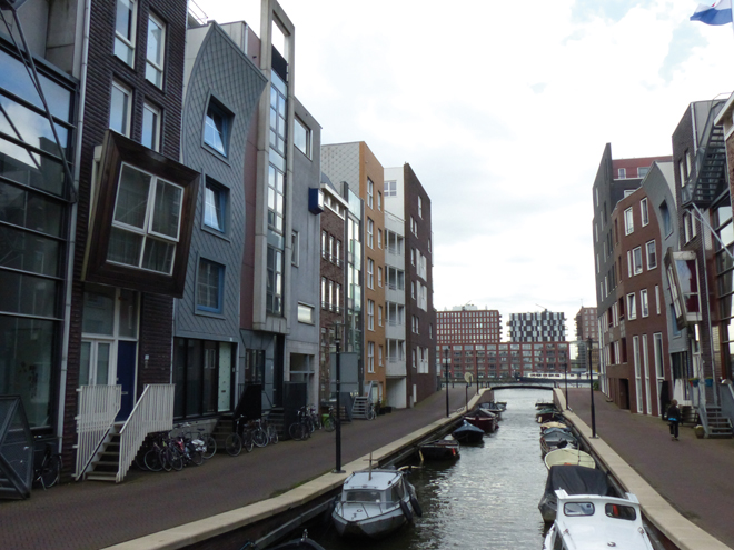 Amsterdam regorge de batiments moderne comme ici ces maisons à l'architecture biscornue Amsterdam regorge de batiments moderne comme ici ces maisons à l'architecture biscornue