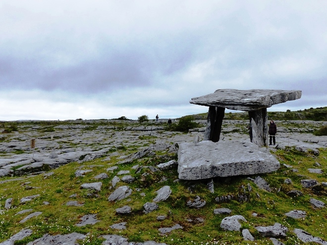 Le Dolmen de Poulnabrone dans le Burren en Irlande