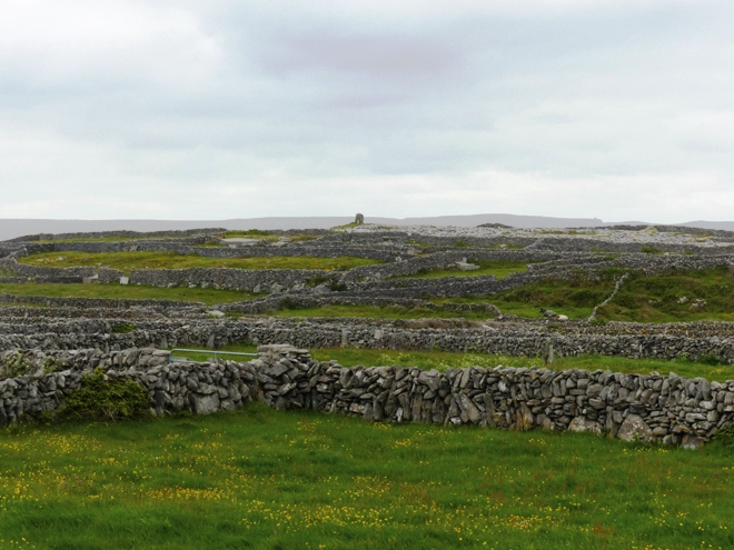 Un paysage classique sur les îles d'Aran en Irlande