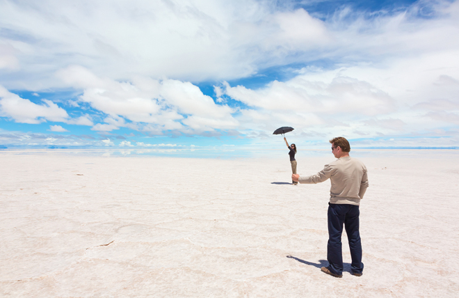Le désert Salar de Uyuni en Bolivie est le lieu idéal pour faire des photos en trompe l'oeil en voyage