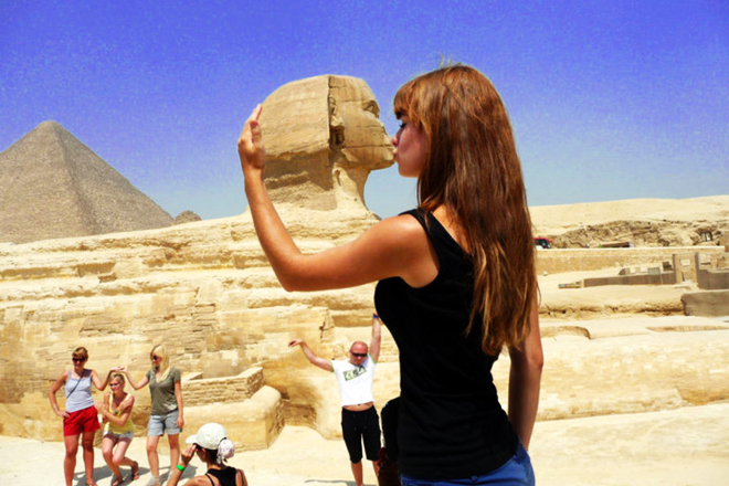 Le fameux baiser avec le Sphinx en Egypte Le fameux baiser avec le Sphinx en Egypte