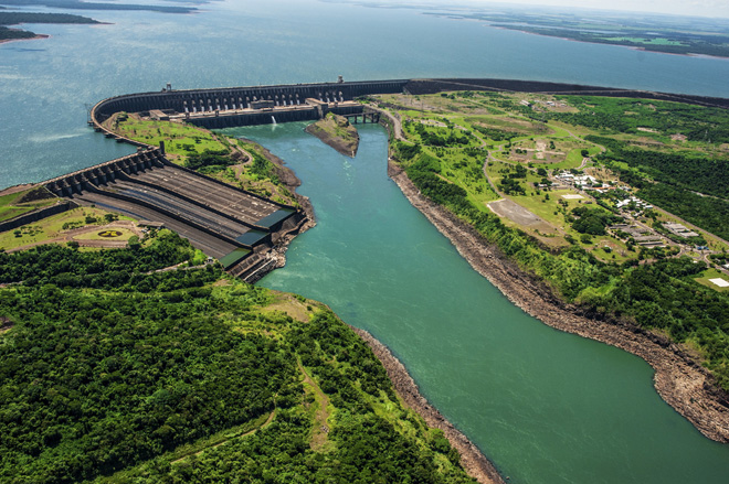 Le puissant barrage d'Itaipu au Paraguay Le puissant barrage d'Itaipu au Paraguay