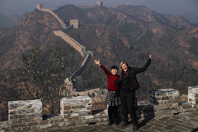 Elodie et une chinoise devant la Grande Muraille de Chine