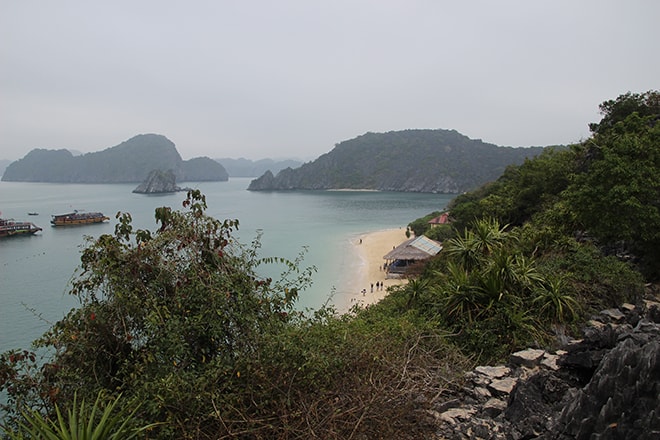 Vue depuis Monkey Island Baie de Cat Ba Halong croisière dans la Baie d'Halong
