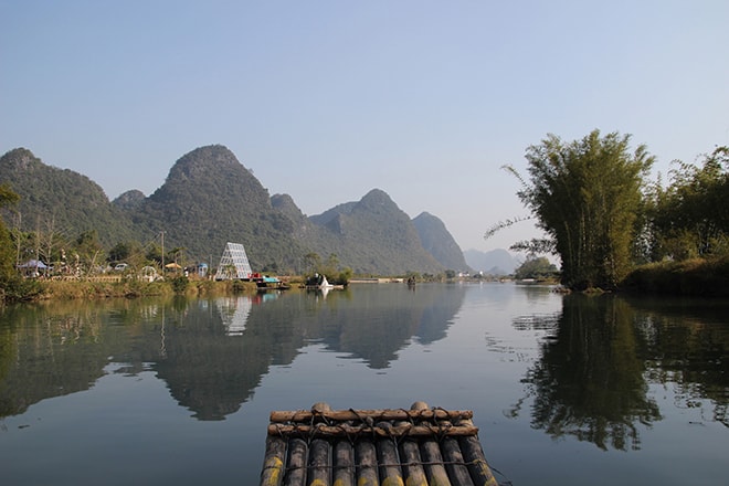 Croisière en Bambou boat sur la rivière Yulong à Yangshuo en Chine