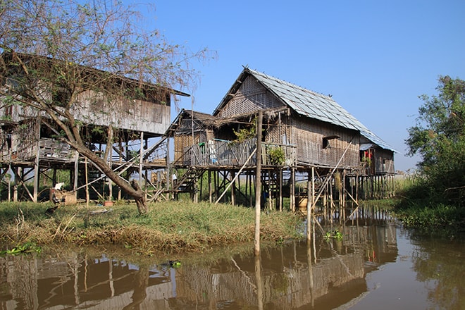 Maisons sur pilotis lac Inle Birmanie