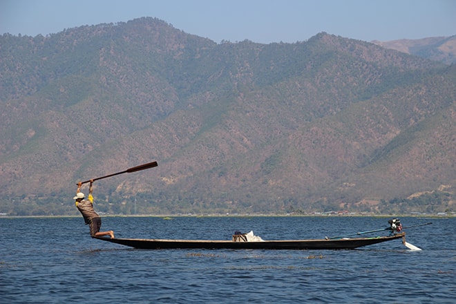 Pecheur batte lac Inle Birmanie