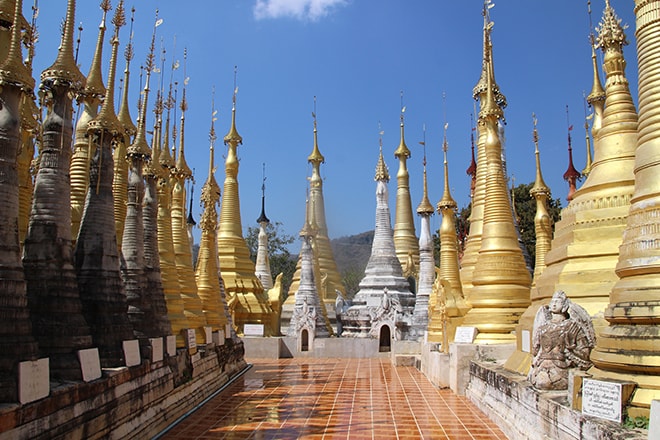 Temple et stuppas lac Inle Birmanie