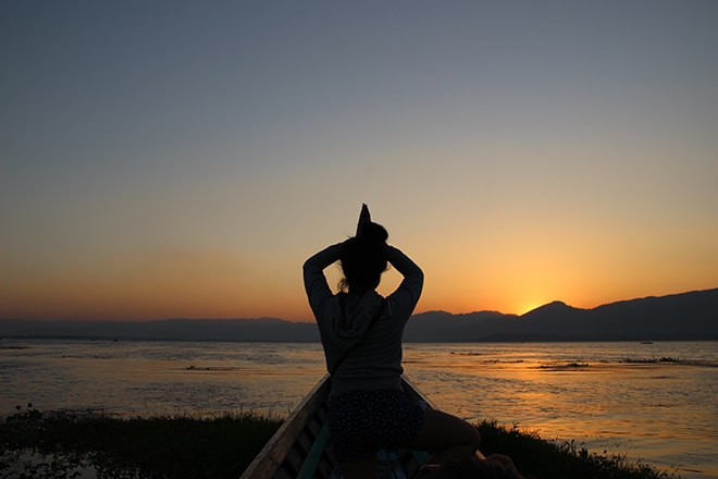 Yoga coucher de soleil lac Inle Birmanie