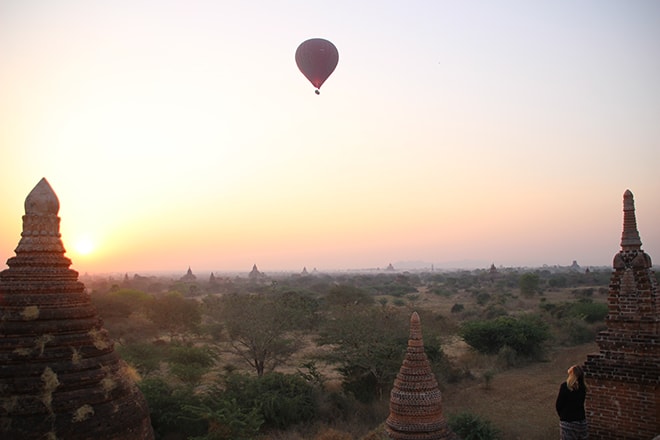 Lever de soleil sur les temples de Bagan