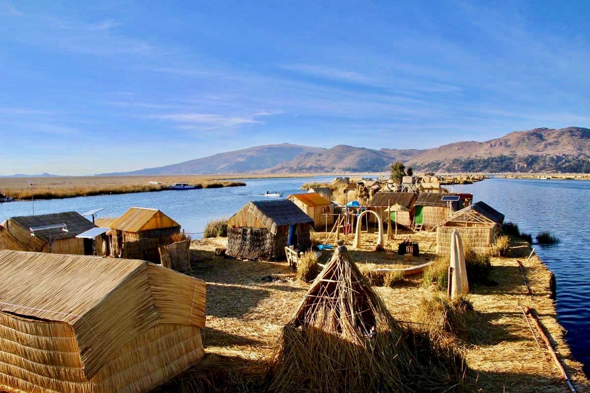 Puno et les îles flottantes d’Uros sur le lac Titicaca au Pérou 