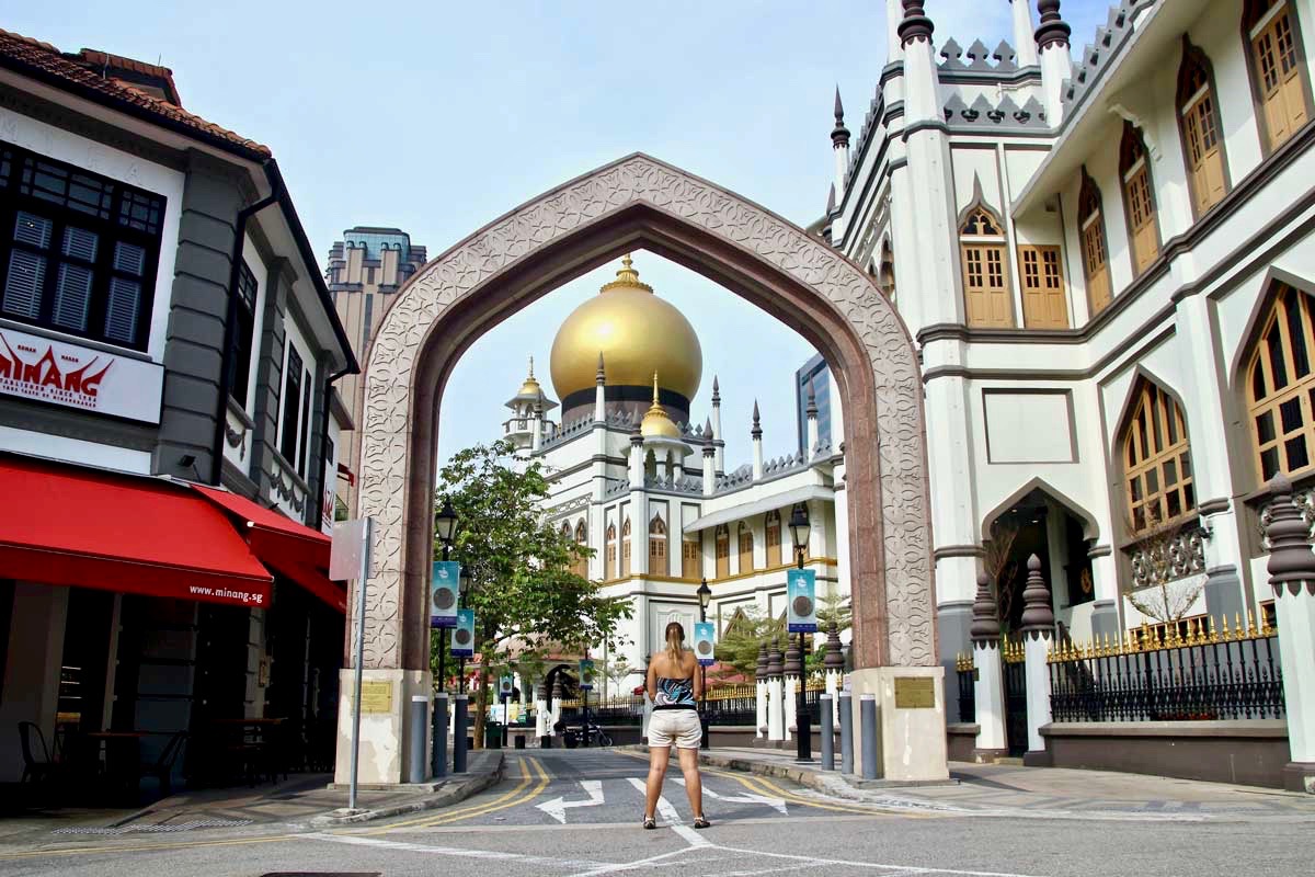 Elo devant Mosquee Singapour