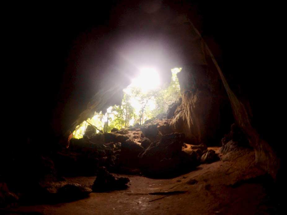grotte trek taman negara