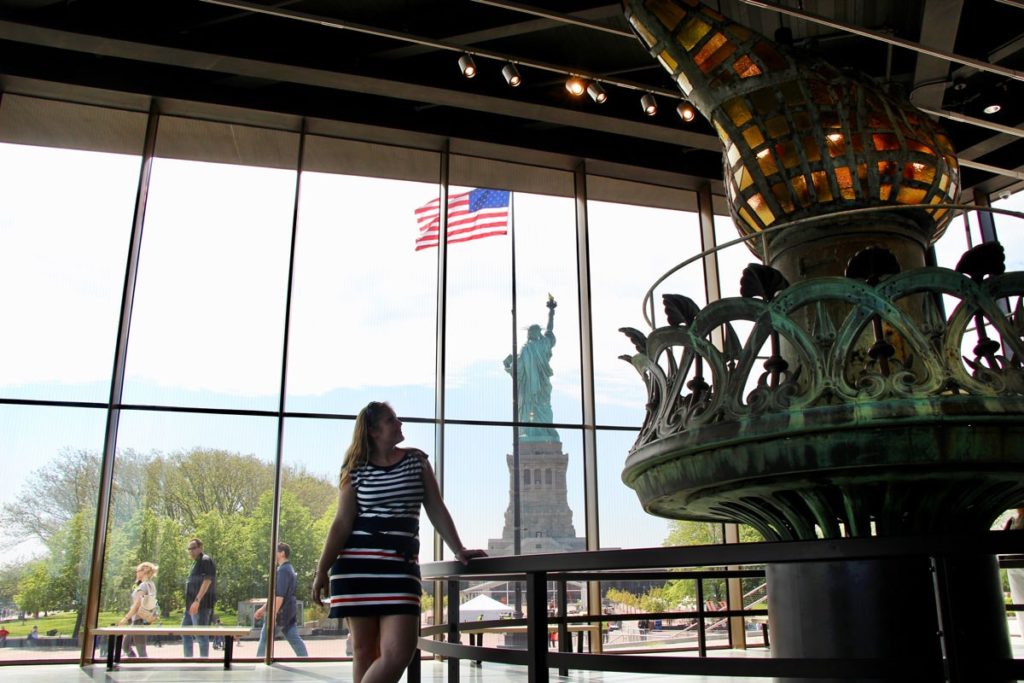 musee statue liberte flamme new york