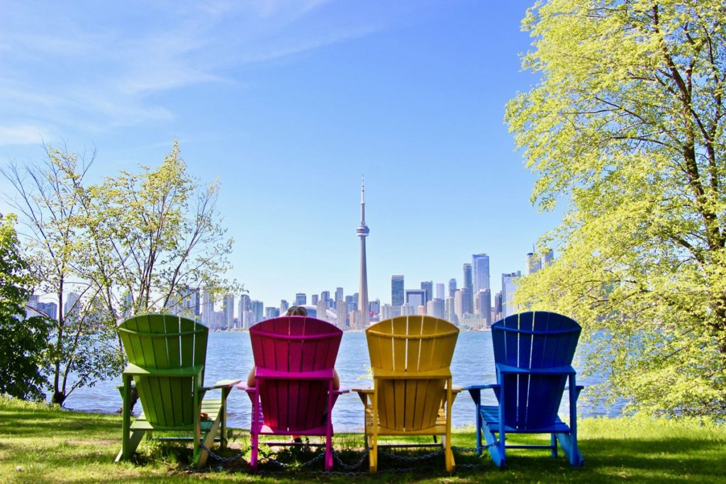 Chaises colorees iles de Toronto