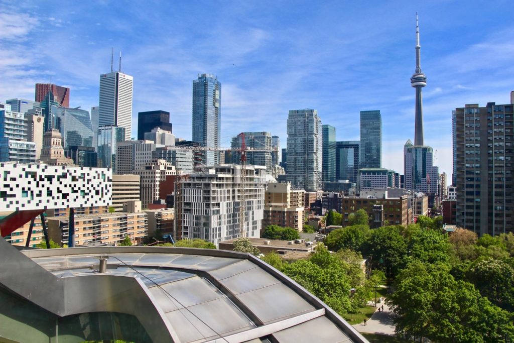 Vue CN Tower et musee du Design depuis AGO Toronto