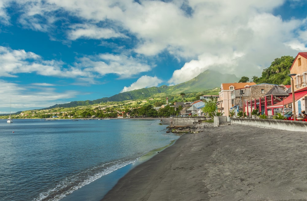 Vue de Saint-Pierre sur l'île de Martinique et le volcan du Mont Pelée